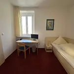 Ger-haus Hostal *